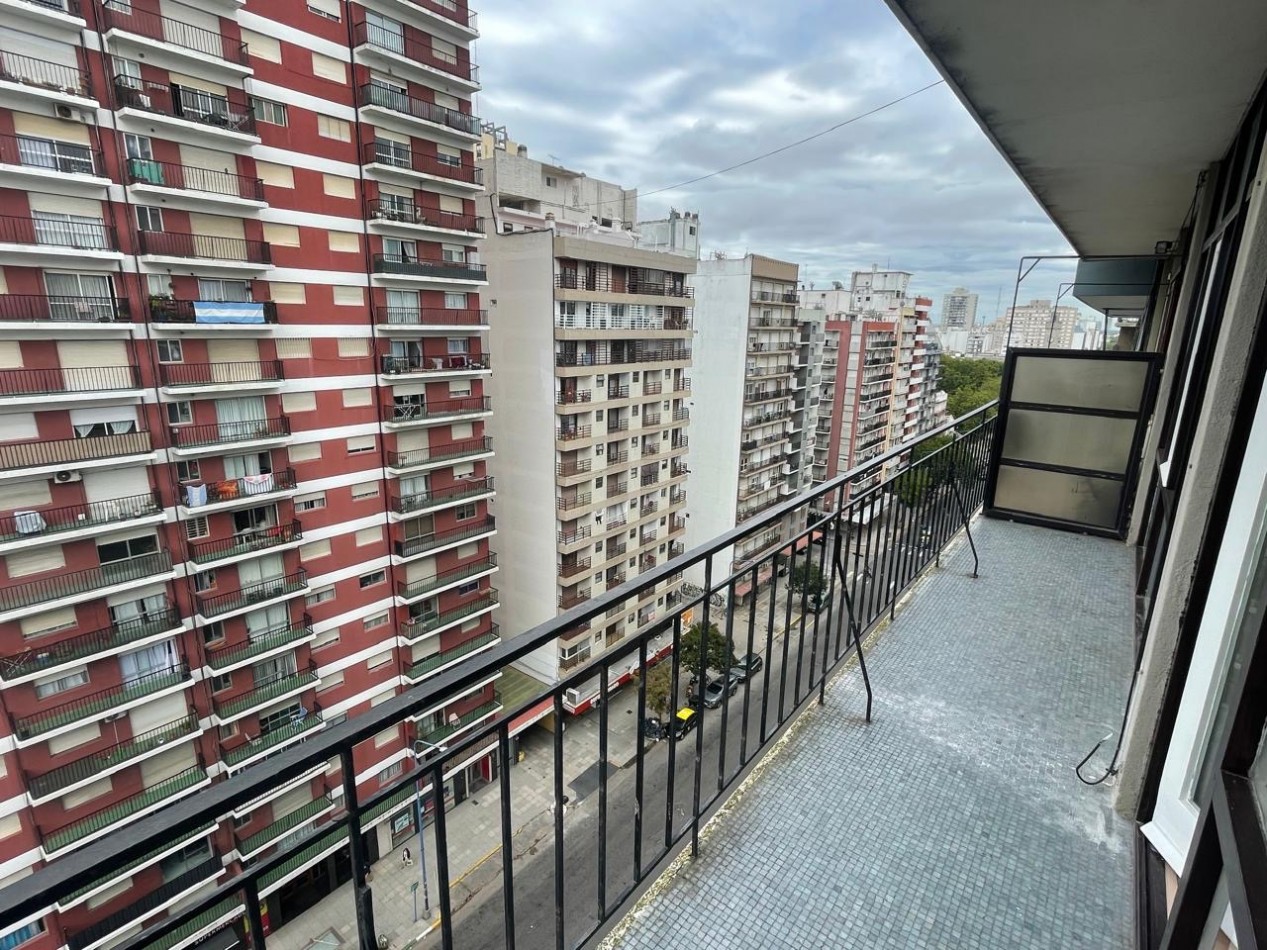 VENTA DEPTO RECICLADO 2 AMB A LA CALLE CON BALCON CENTRO