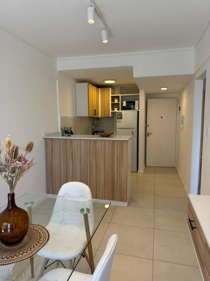 ()VENTA DEPTO RECICLADO 2 AMB A LA CALLE CON BALCON CENTRO