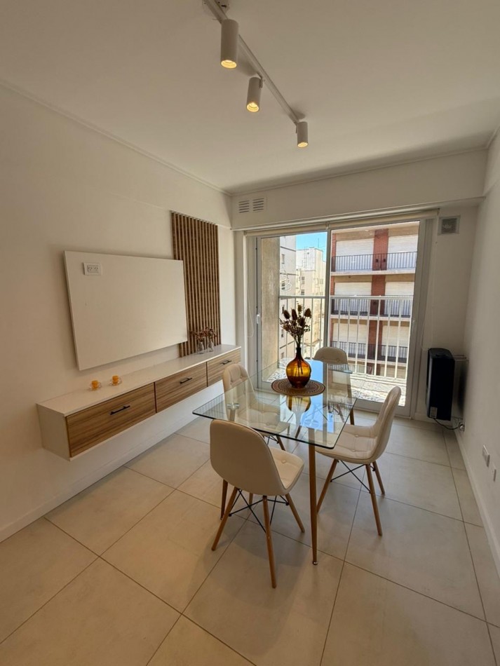 ()VENTA DEPTO RECICLADO 2 AMB A LA CALLE CON BALCON CENTRO