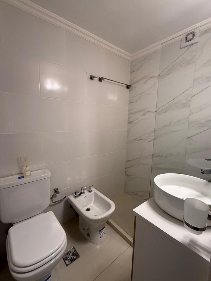 ()VENTA DEPTO RECICLADO 2 AMB A LA CALLE CON BALCON CENTRO