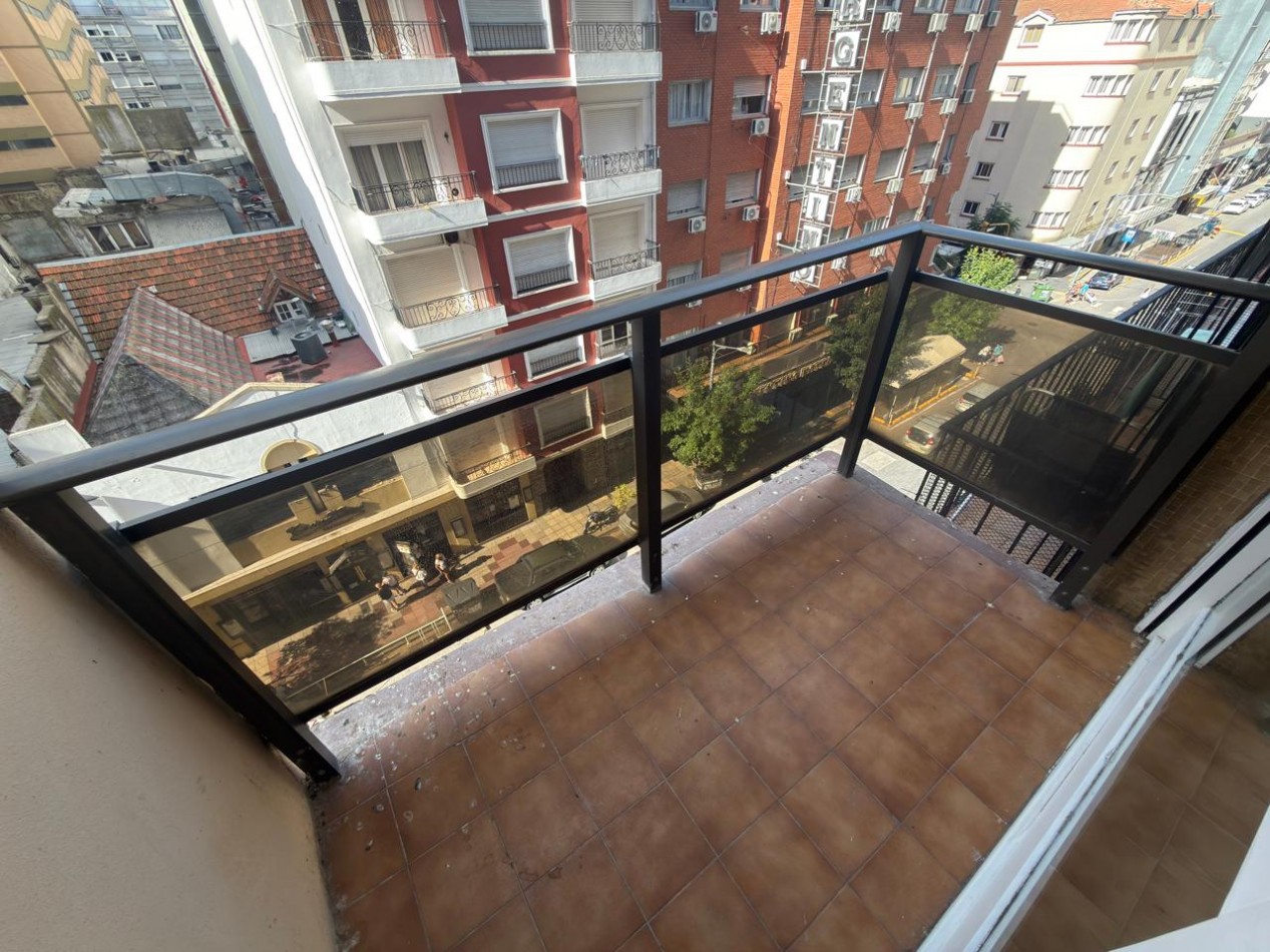 VENTA DEPARTAMENTO 2 AMBIENTES CON DEPENDENCIA Y BALCON