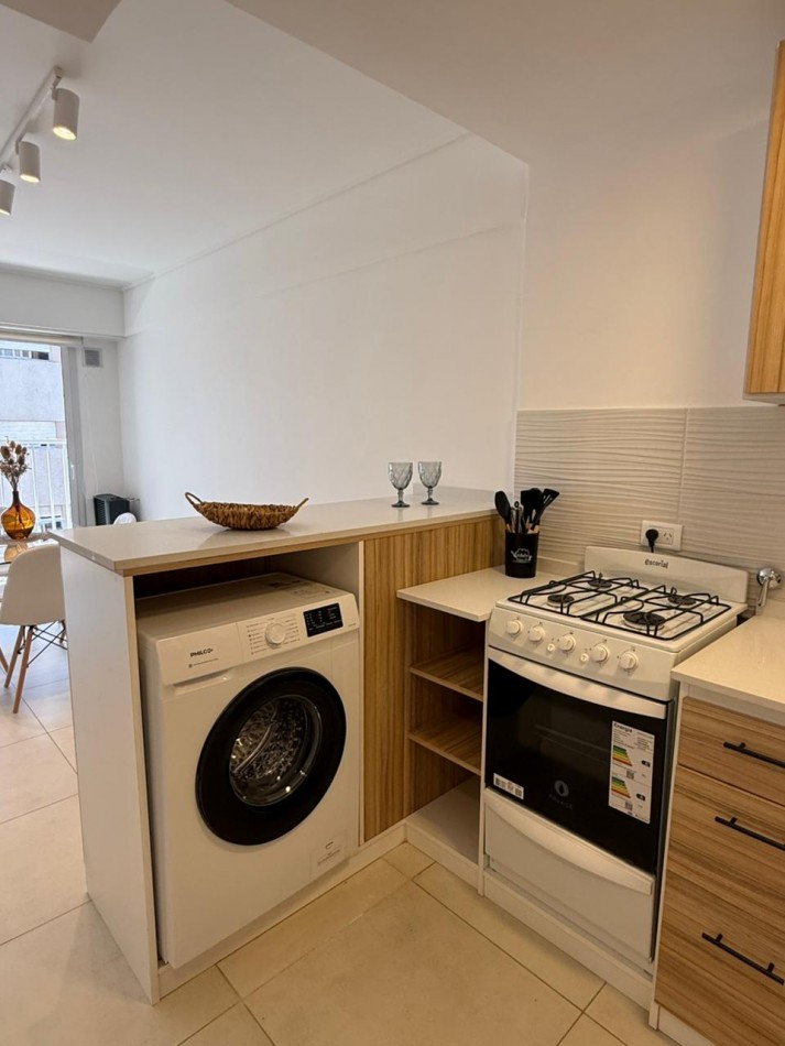 ()VENTA DEPTO RECICLADO 2 AMB A LA CALLE CON BALCON CENTRO