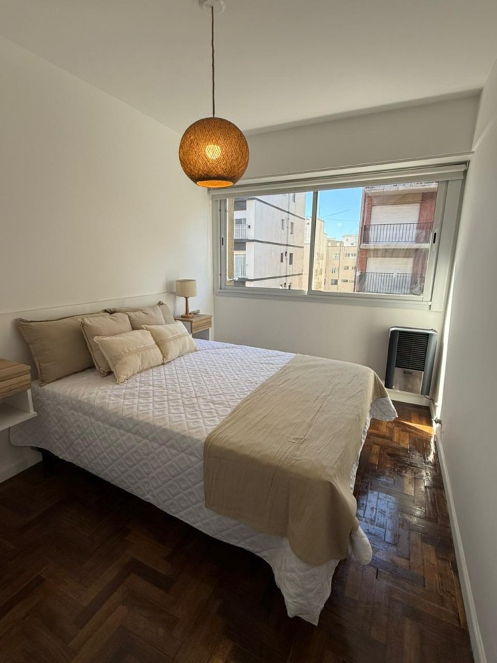 ()VENTA DEPTO RECICLADO 2 AMB A LA CALLE CON BALCON CENTRO