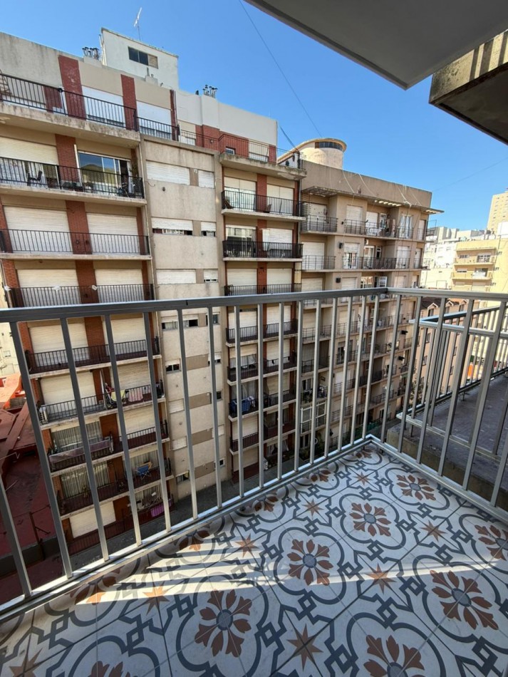 ()VENTA DEPTO RECICLADO 2 AMB A LA CALLE CON BALCON CENTRO