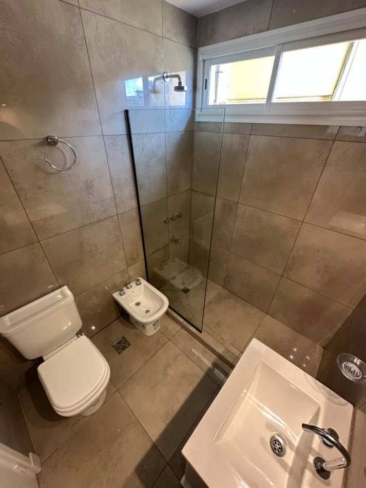 VENTA DEPTO 4 AMB CON BALCON TERRAZA Y VISTA LATERAL AL MAR CENTRO