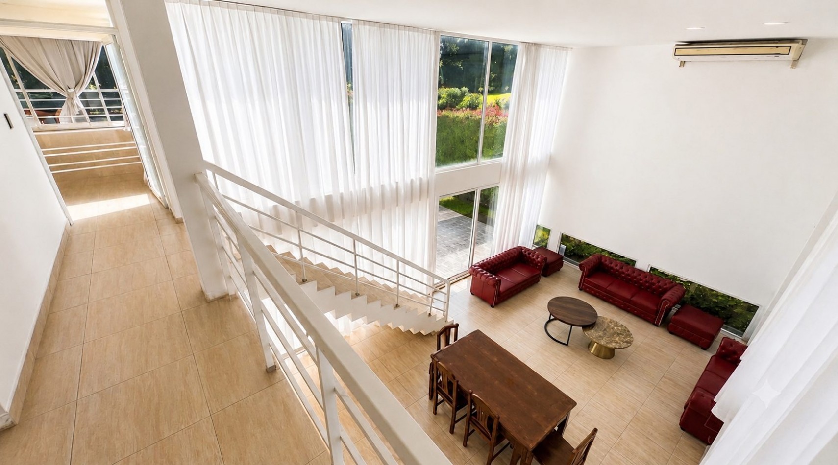 ALQUILER ANUAL CASA CON LIVING DOBLE ALTURA MODERNA EN RUMENCO 