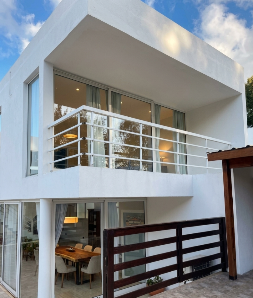ALQUILER ANUAL CASA CON LIVING DOBLE ALTURA MODERNA EN RUMENCO 