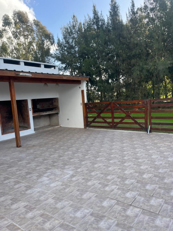 ALQUILER ANUAL CASA CON LIVING DOBLE ALTURA MODERNA EN RUMENCO 