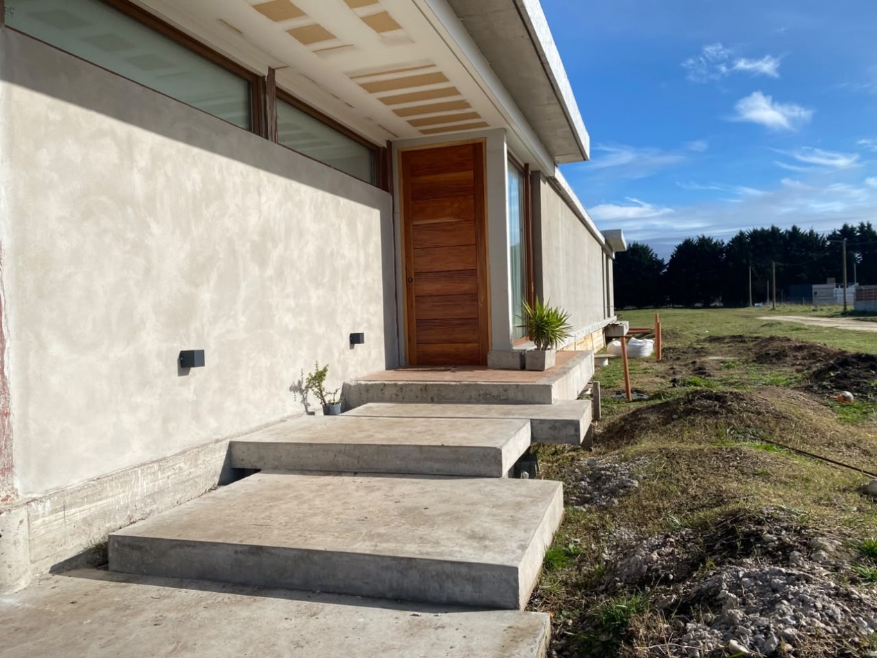 VENTA CASA 4 AMBIENTES MODERNA CON PARQUE EN BARRIO ATLANTIDA