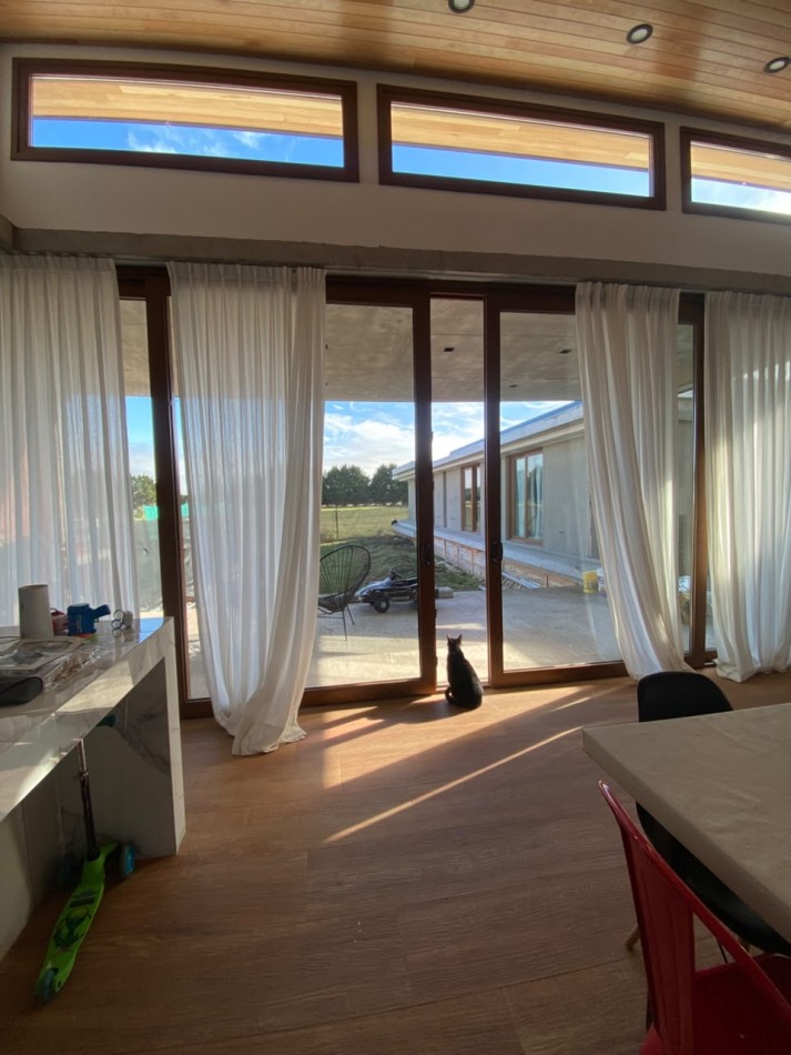 VENTA CASA 4 AMBIENTES MODERNA CON PARQUE EN BARRIO ATLANTIDA