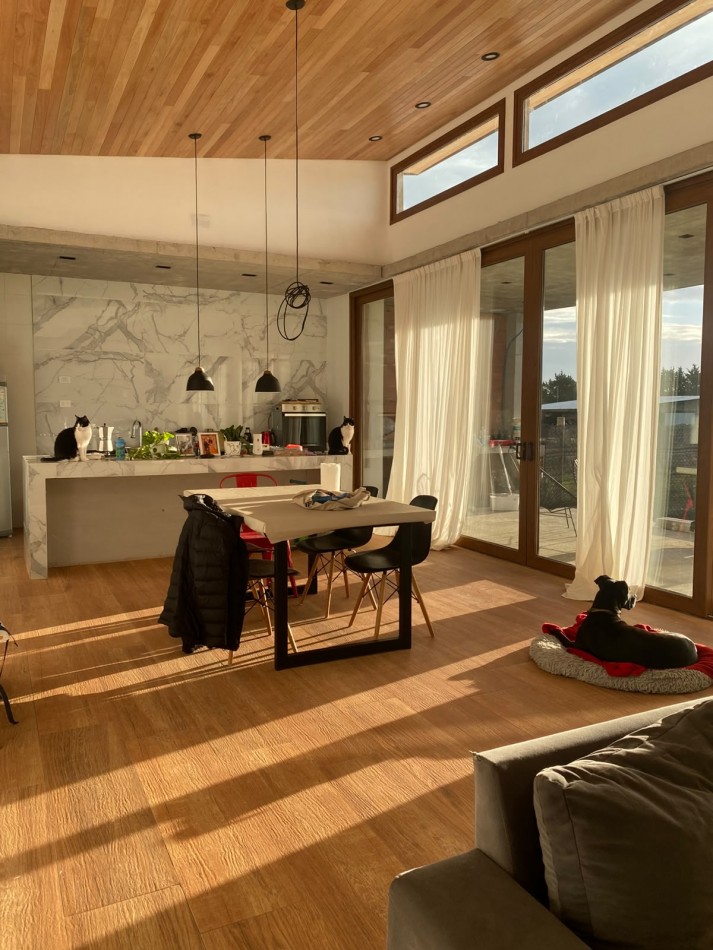 VENTA CASA 4 AMBIENTES MODERNA CON PARQUE EN BARRIO ATLANTIDA
