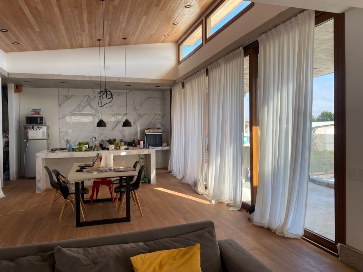 VENTA CASA 4 AMBIENTES MODERNA CON PARQUE EN BARRIO ATLANTIDA