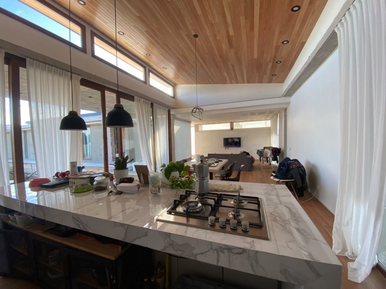 VENTA CASA 4 AMBIENTES MODERNA CON PARQUE EN BARRIO ATLANTIDA