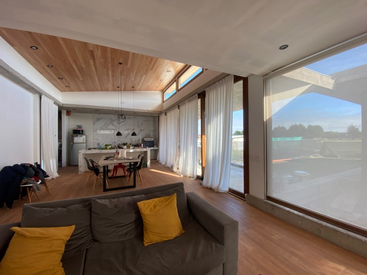 VENTA CASA 4 AMBIENTES MODERNA CON PARQUE EN BARRIO ATLANTIDA