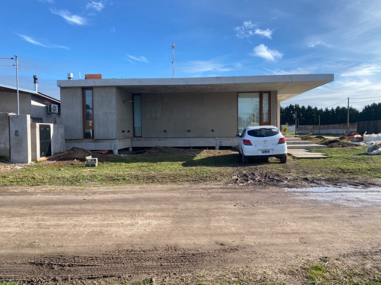 VENTA CASA 4 AMBIENTES MODERNA CON PARQUE EN BARRIO ATLANTIDA