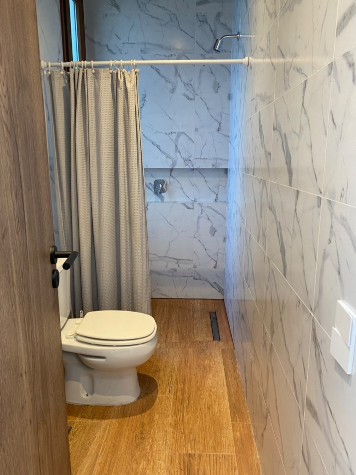 VENTA CASA 4 AMBIENTES MODERNA CON PARQUE EN BARRIO ATLANTIDA