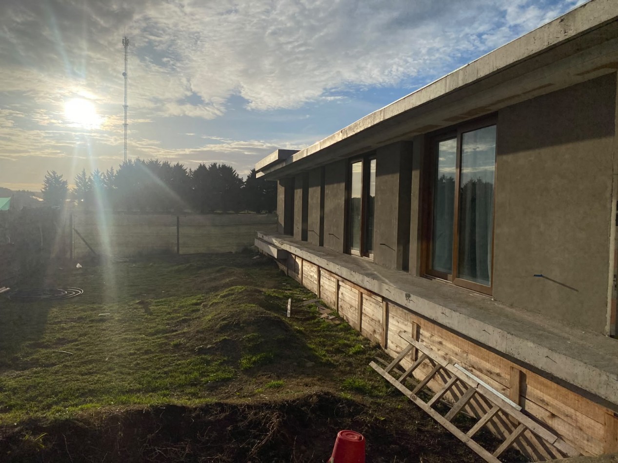 VENTA CASA 4 AMBIENTES MODERNA CON PARQUE EN BARRIO ATLANTIDA