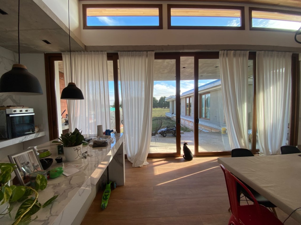 VENTA CASA 4 AMBIENTES MODERNA CON PARQUE EN BARRIO ATLANTIDA