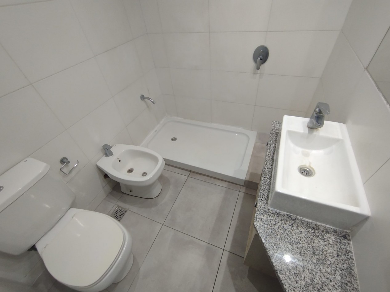 ALQUILER DEPTO 2 AMBIENTES AL FRENTE CON BALCON EN PLAZA MITRE