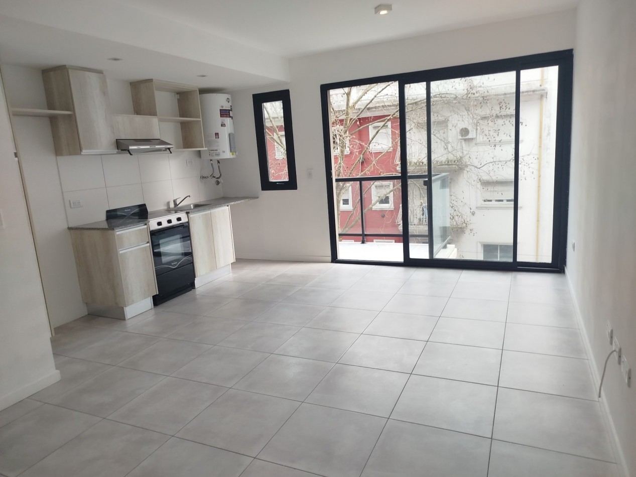 ALQUILER DEPTO 2 AMBIENTES AL FRENTE CON BALCON EN PLAZA MITRE
