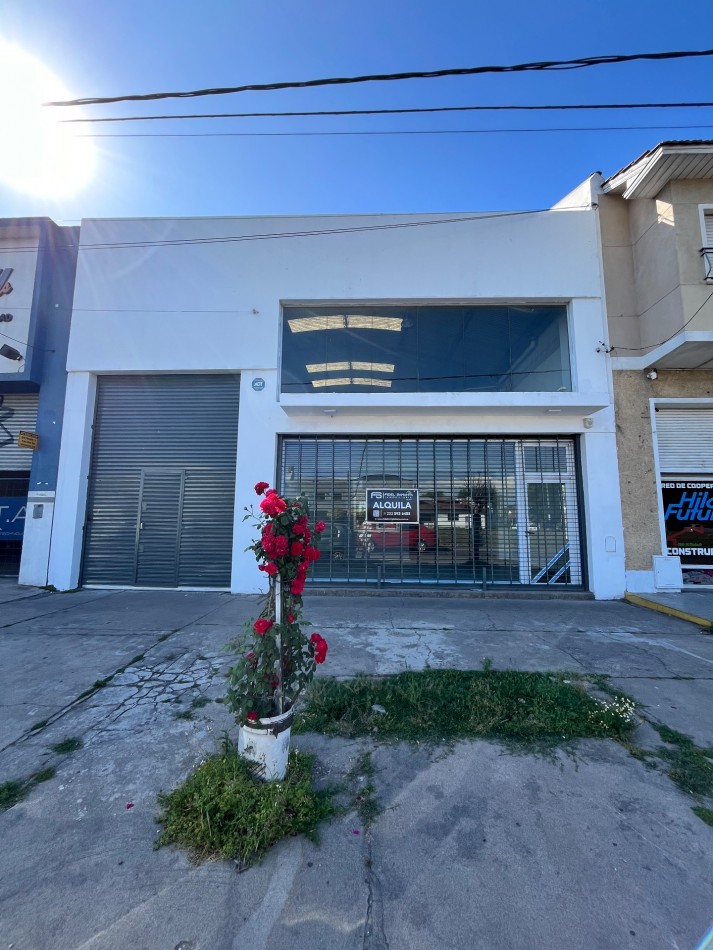 ALQUILER DEPOSITO CON OFICINAS SOBRE AV CHAMPAGNAT CON ENTRADA DE CAMION 