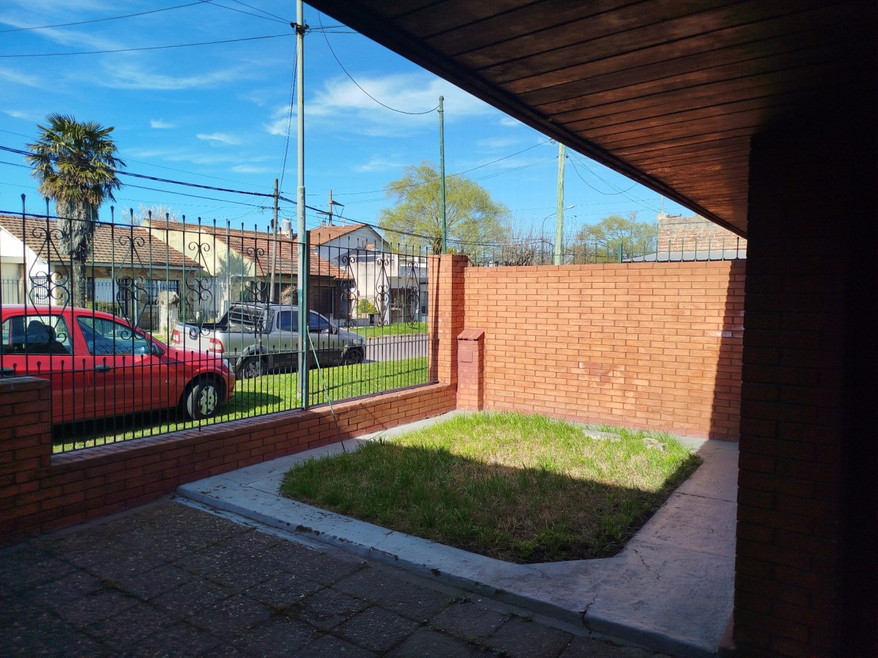VENTA CASA 4 AMBIENTES CON PARQUE Y GARAJE EN BARRIO PERALTA RAMOS OESTE