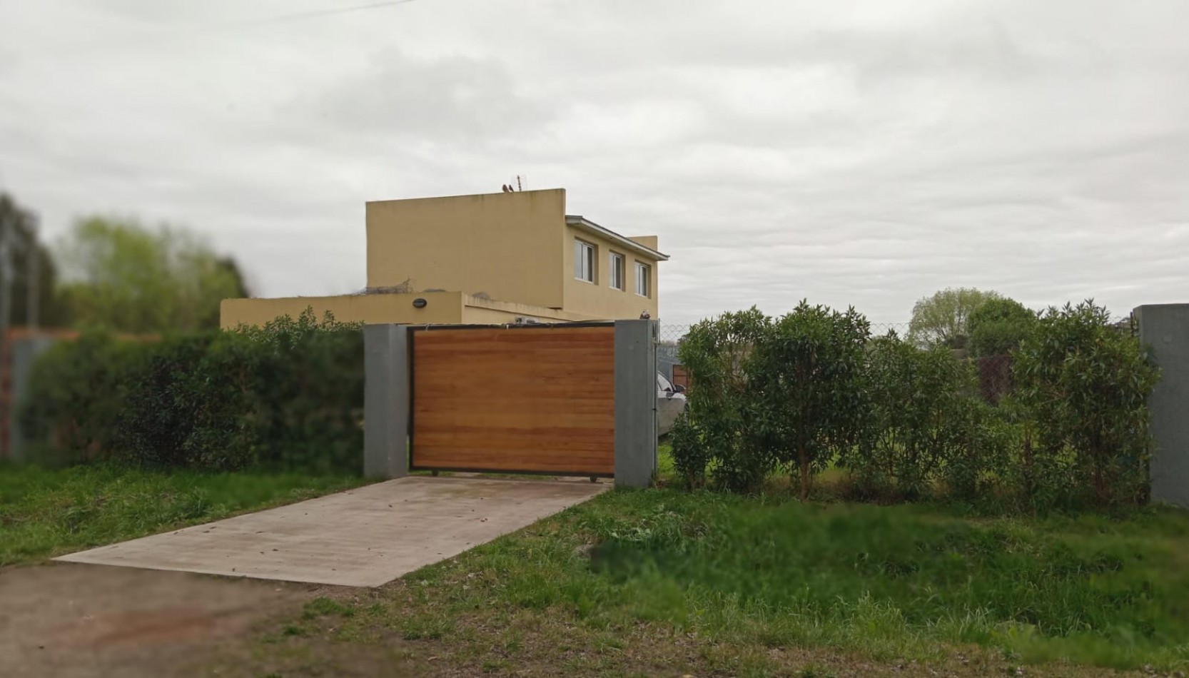 VENTA CASA 3 AMBIENTES CON GRAN PARQUE Y PILETA EN BARRIO LOMAS DE SAN PATRICIO