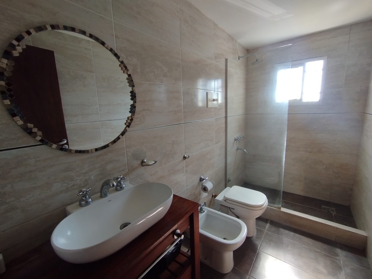 VENTA CASA 3 AMBIENTES CON GRAN PARQUE Y PILETA EN BARRIO LOMAS DE SAN PATRICIO