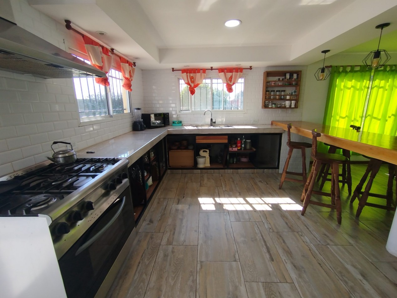 VENTA CASA 3 AMBIENTES CON GRAN PARQUE Y PILETA EN BARRIO LOMAS DE SAN PATRICIO