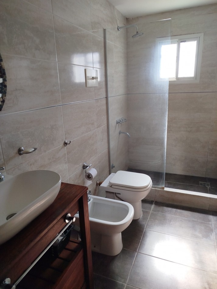 VENTA CASA 3 AMBIENTES CON GRAN PARQUE Y PILETA EN BARRIO LOMAS DE SAN PATRICIO