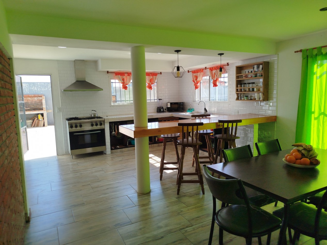 VENTA CASA 3 AMBIENTES CON GRAN PARQUE Y PILETA EN BARRIO LOMAS DE SAN PATRICIO