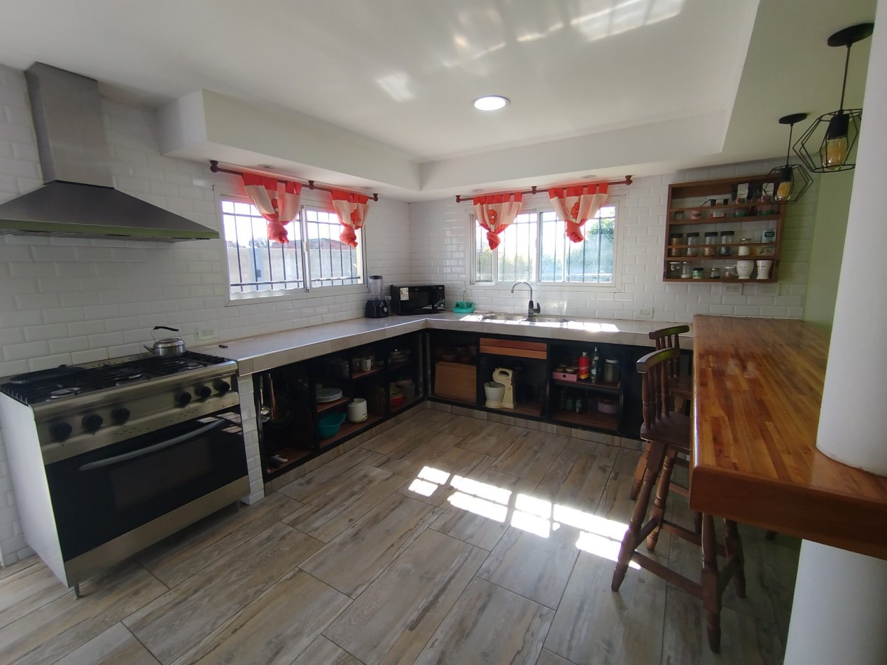 VENTA CASA 3 AMBIENTES CON GRAN PARQUE Y PILETA EN BARRIO LOMAS DE SAN PATRICIO
