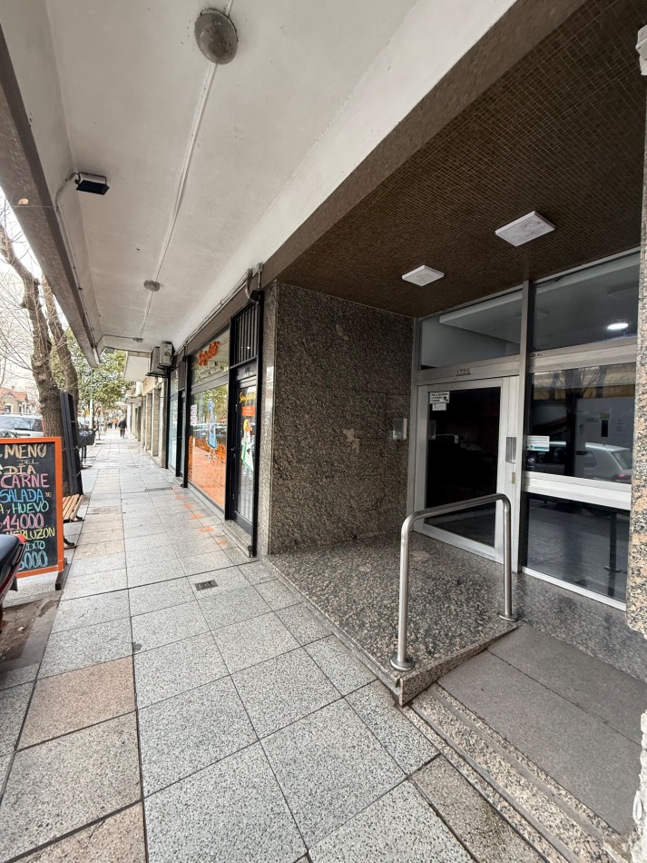 VENTA DEPARTAMENTO AMPLIO 2 AMBIENTES CON BALCON AL FRENTE EN CENTRO MAR DEL PLATA 