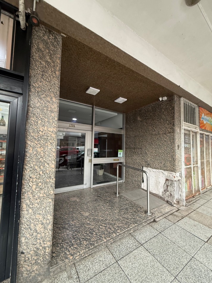 VENTA DEPARTAMENTO AMPLIO 2 AMBIENTES CON BALCON AL FRENTE EN CENTRO MAR DEL PLATA 