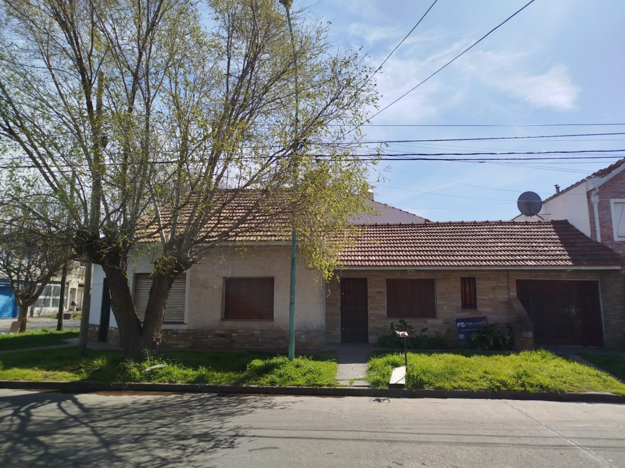 VENTA CASA 3 AMB CON GARAGE PATIO Y LOCAL ESQUINA VILLA PRIMERA