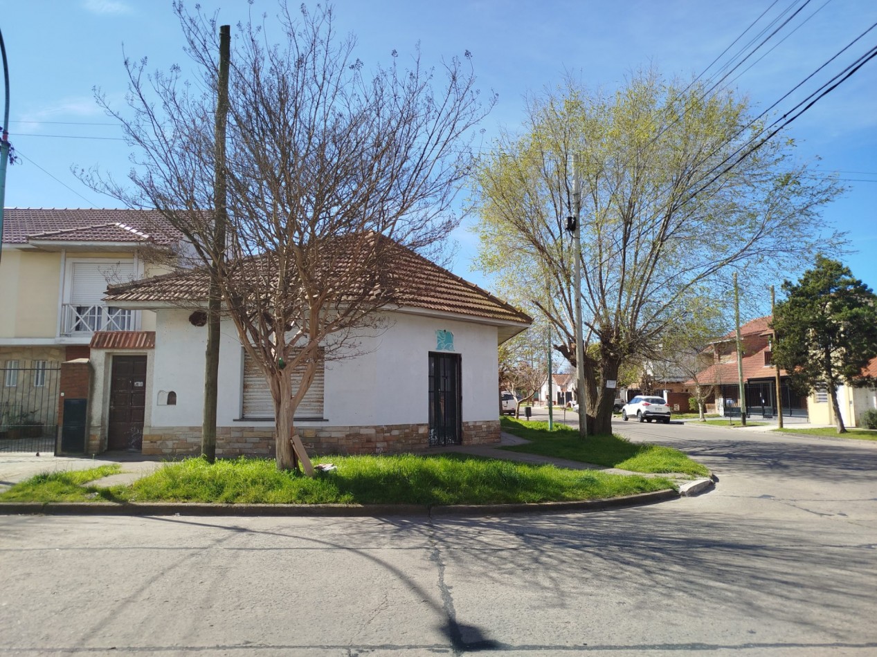 VENTA CASA 3 AMB CON GARAGE PATIO Y LOCAL ESQUINA VILLA PRIMERA