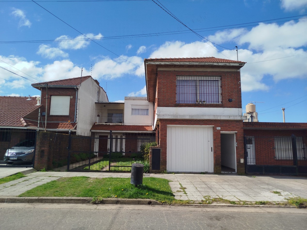 VENTA EN BLOCK CASA CON DOS DEPARTAMENTOS Y DEPOSITO CON MONTACARGAS EN BARRIO PERALTA RAMOS OESTE
