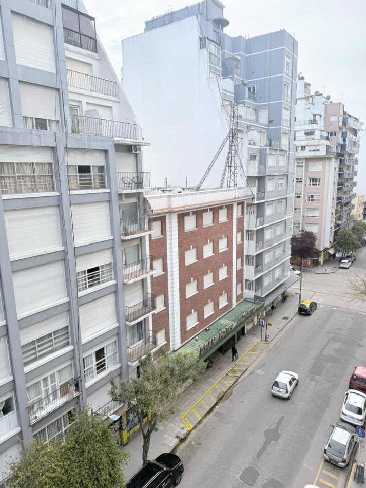 VENTA DEPTO. RECICLADO CON BALCON A LA CALLE
