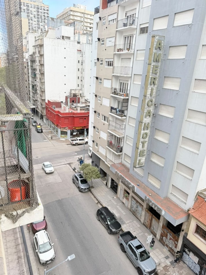 VENTA DEPTO. RECICLADO CON BALCON A LA CALLE