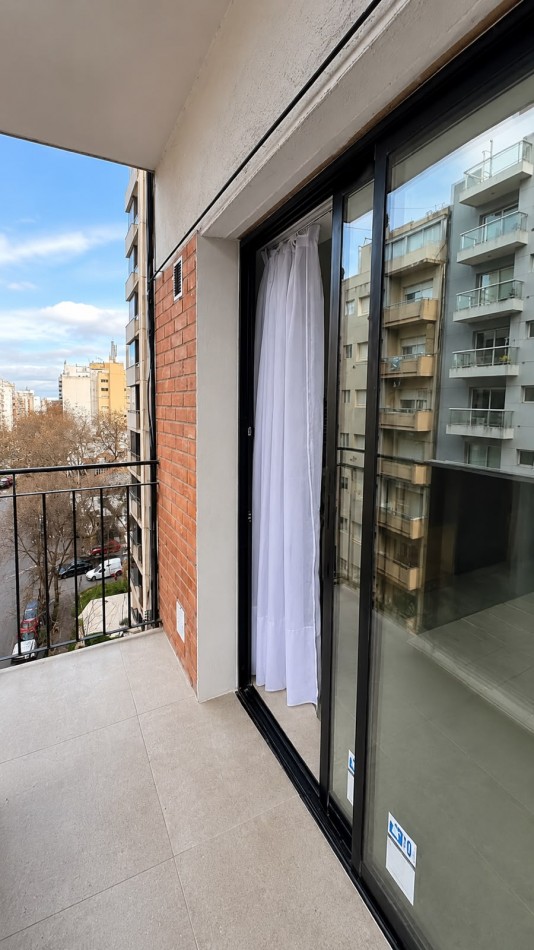 VENTA DEPARTAMENTO 3 AMBIENTES RECICLADO A LA CALLE CON BALCON | PLAZA COLON