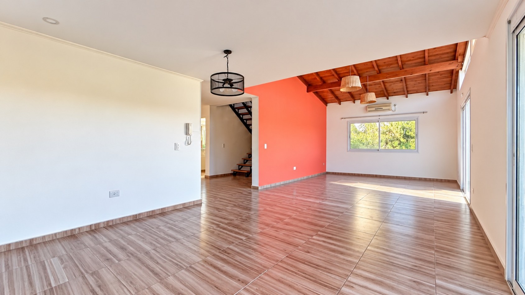 VENTA CASA 5 AMBIENTES MODERNA CON PARQUE ZONA ACANTILADOS