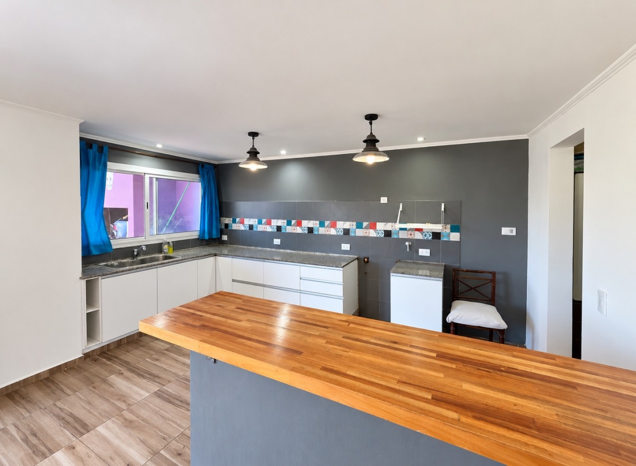 VENTA CASA 5 AMBIENTES MODERNA CON PARQUE ZONA ACANTILADOS