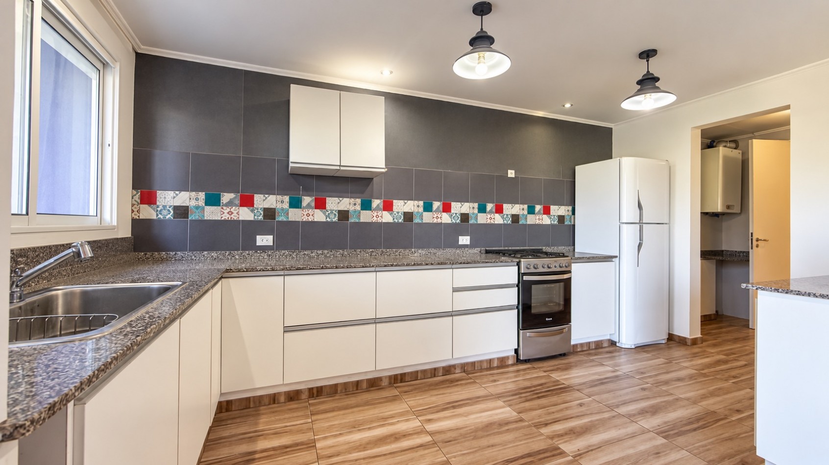 VENTA CASA 5 AMBIENTES MODERNA CON PARQUE ZONA ACANTILADOS