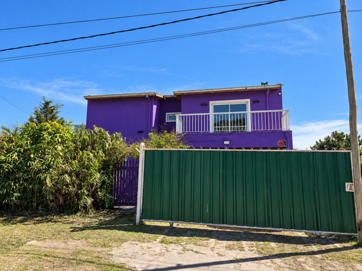 VENTA CASA 5 AMBIENTES MODERNA CON PARQUE ZONA ACANTILADOS