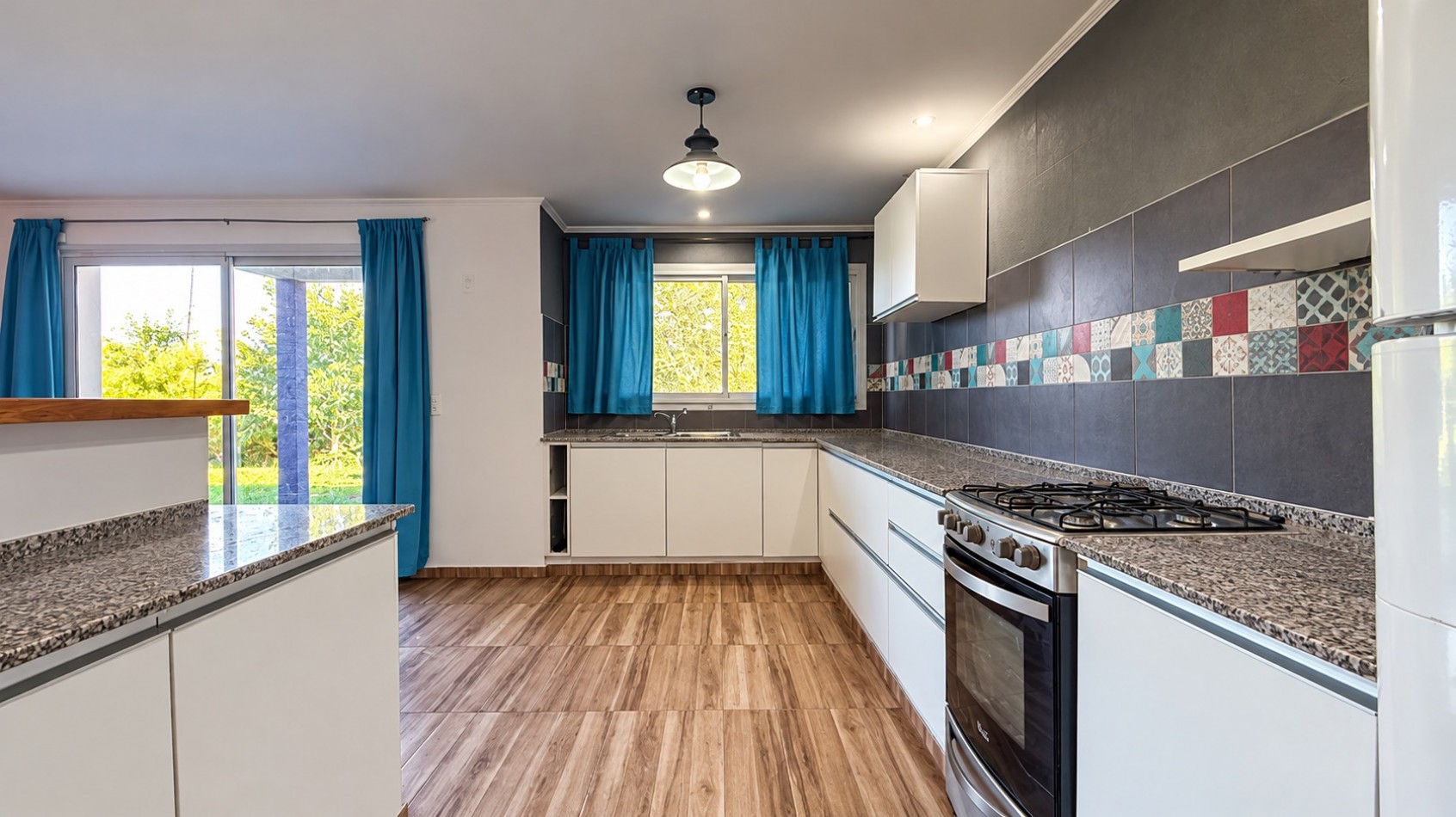 VENTA CASA 5 AMBIENTES MODERNA CON PARQUE ZONA ACANTILADOS