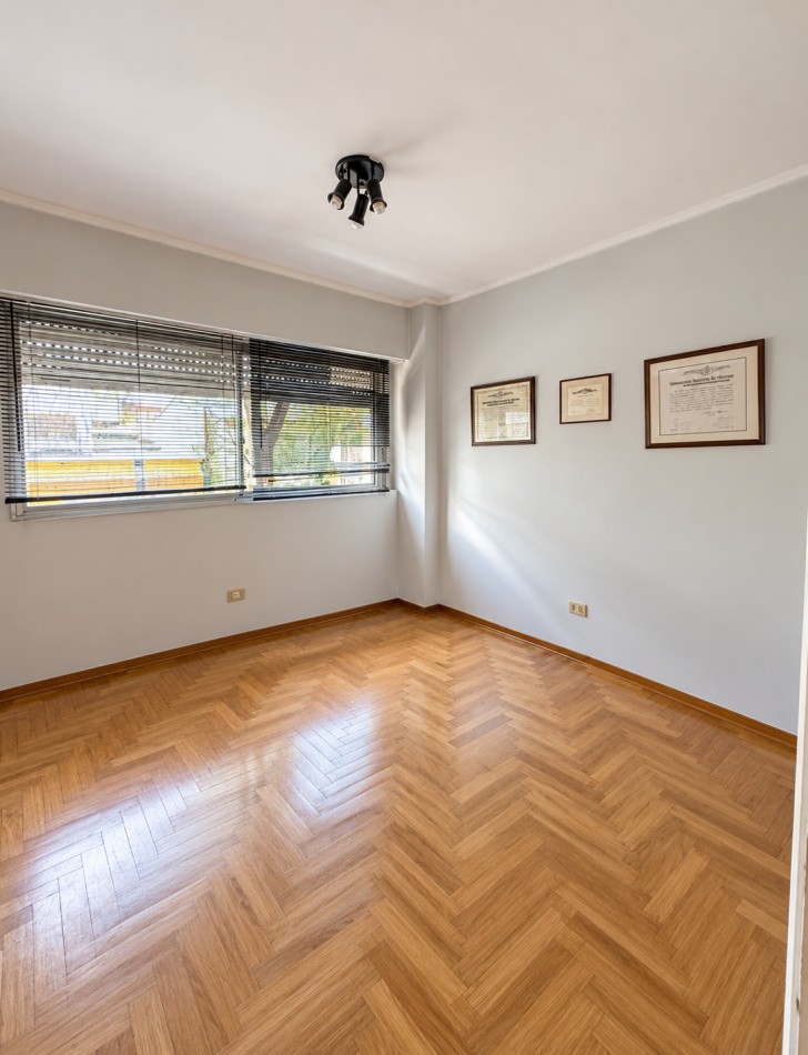 VENTA DEPARTAMENTO AMPLIO 2 AMBIENTES CON BALCON AL FRENTE EN CENTRO MAR DEL PLATA 