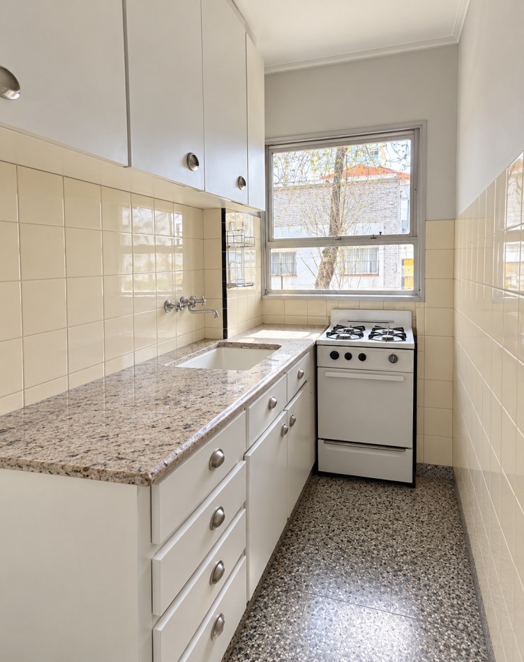 VENTA DEPARTAMENTO AMPLIO 2 AMBIENTES CON BALCON AL FRENTE EN CENTRO MAR DEL PLATA 