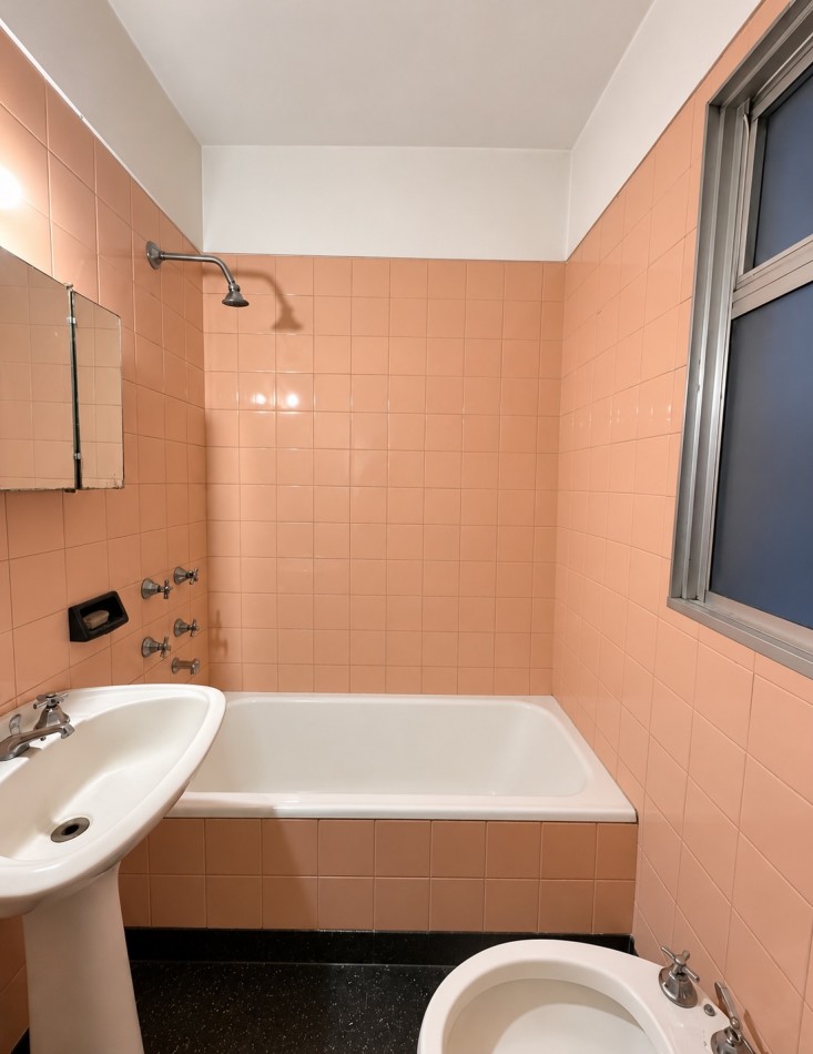 VENTA DEPARTAMENTO AMPLIO 2 AMBIENTES CON BALCON AL FRENTE EN CENTRO MAR DEL PLATA 