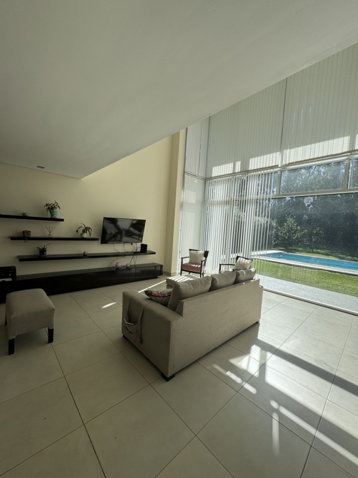 CASA EN VENTA CON PISCINA EN BARRIO PRIVADO RUMENCO