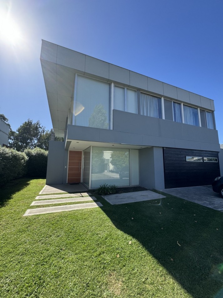 CASA EN VENTA CON PISCINA EN BARRIO PRIVADO RUMENCO
